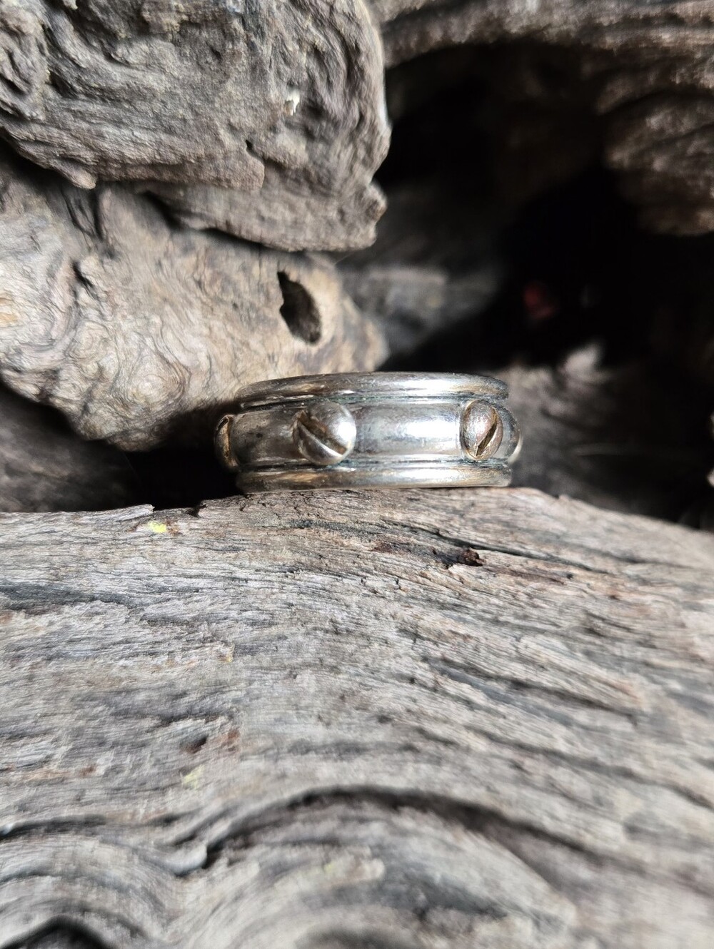 Wide Band Screw Accent Ring Distressed Gold Silver Tone Size 7.5 POR0000